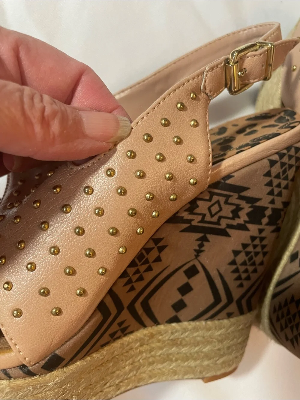 Jessica Simpson Women’s Gold Studded Tan Platform Wedge Heels Sz 8 1/2B (38 1/2)